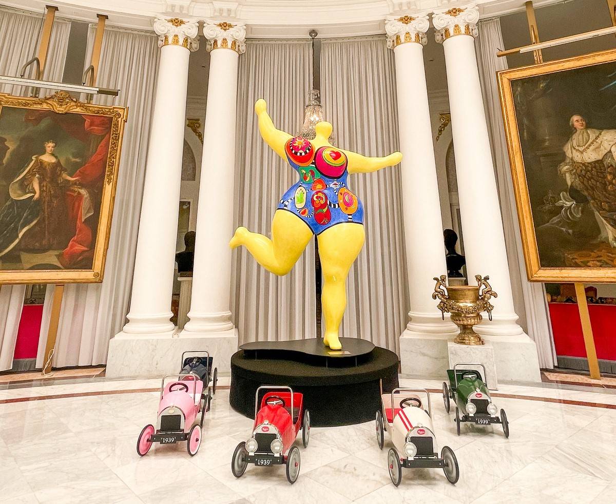 L’escultura “Nana Jaune”, de Niki de Saint Phalle, al saló Royal del Negresco - @NegrescoHotel L’escultura “Nana Jaune”, de Niki de Saint Phalle, al saló Royal del Negresco