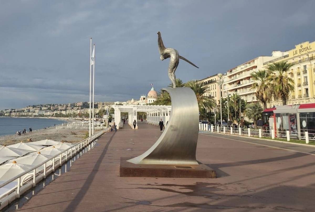 Monument en memòria de les víctimes de l’atemptat del 14 de juliol de 2016, amb el Negresco de fons - @schweizok2 Monument en memòria de les víctimes de l’atemptat del 14 de juliol de 2016, amb el Negresco de fons