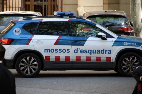 Detinguts dos homes que amenaçaven menors amb una arma de foc simulada per cometre robatoris