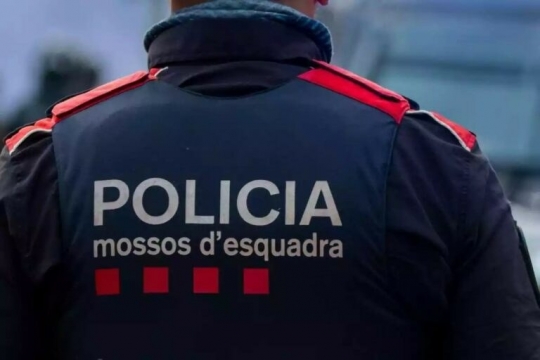 Roben en una joiera de Barcelona després d'encastar-hi un cotxe de matinada