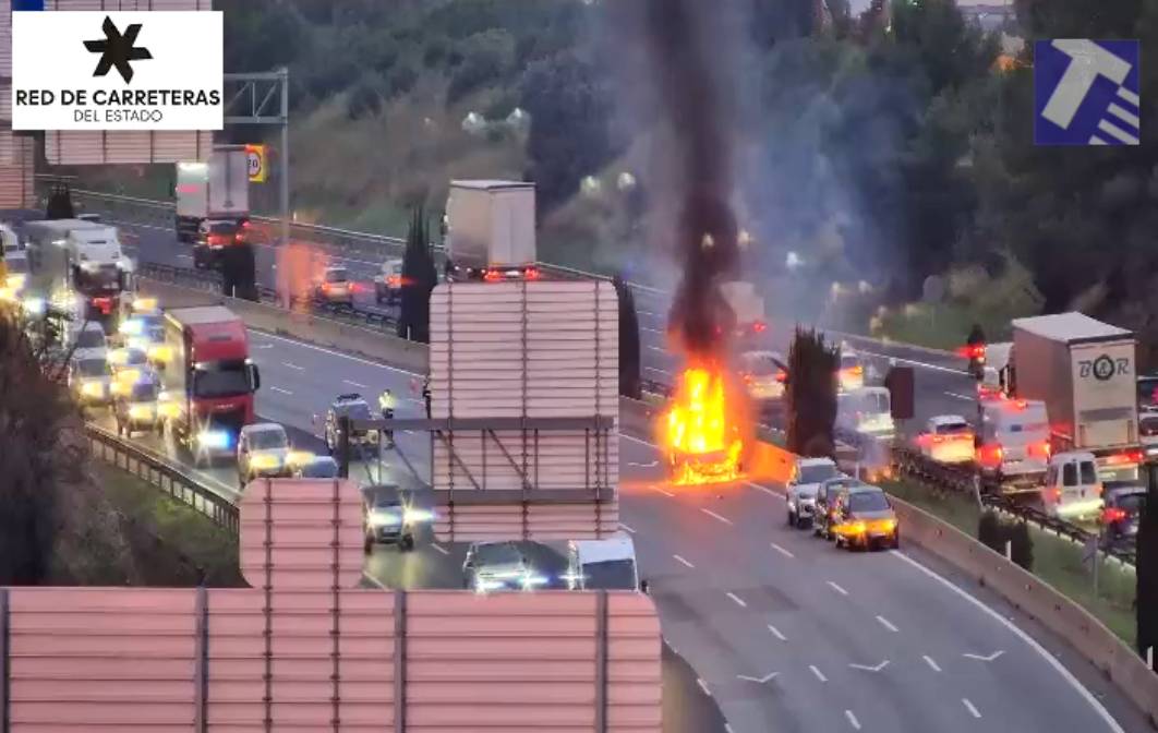 Quatre turismes xoquen i un dels cotxes s'incendia a l'AP-7 a Sant Cugat del Vallès
