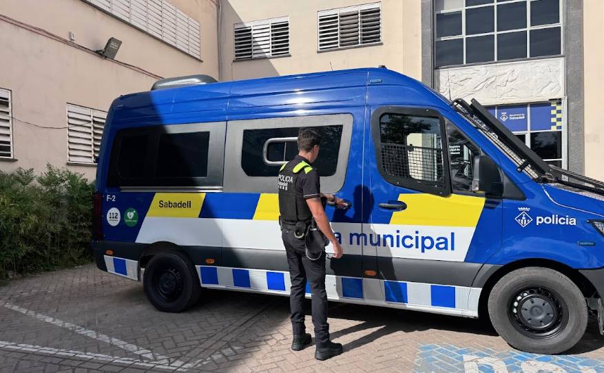 Un agent de la Policia Municipal de Sabadell entra en una de les furgonetes - Cedida Un agent de la Policia Municipal de Sabadell entra en una de les furgonetes