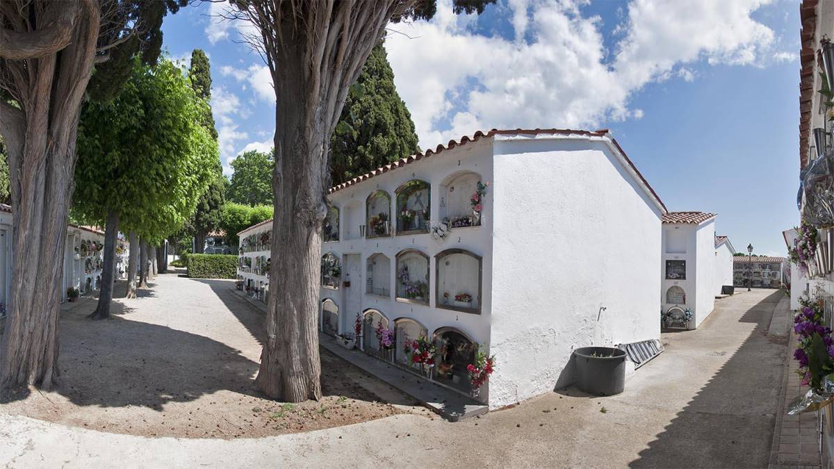 La policia retorna els gerros florals del robatori al cementiri de Palautordera