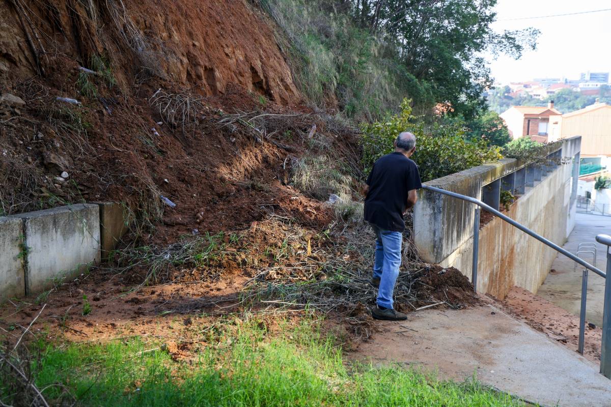 Un talús s'ha desprès al costat de les escales de Torre-romeu - VÍCTOR CASTILLO