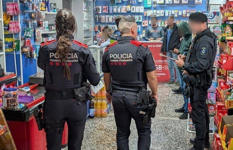 Un dispositiu policial a Tortosa inspecciona deu establiments i aixeca denúncies per contraban, drogues i infraccions tributàries