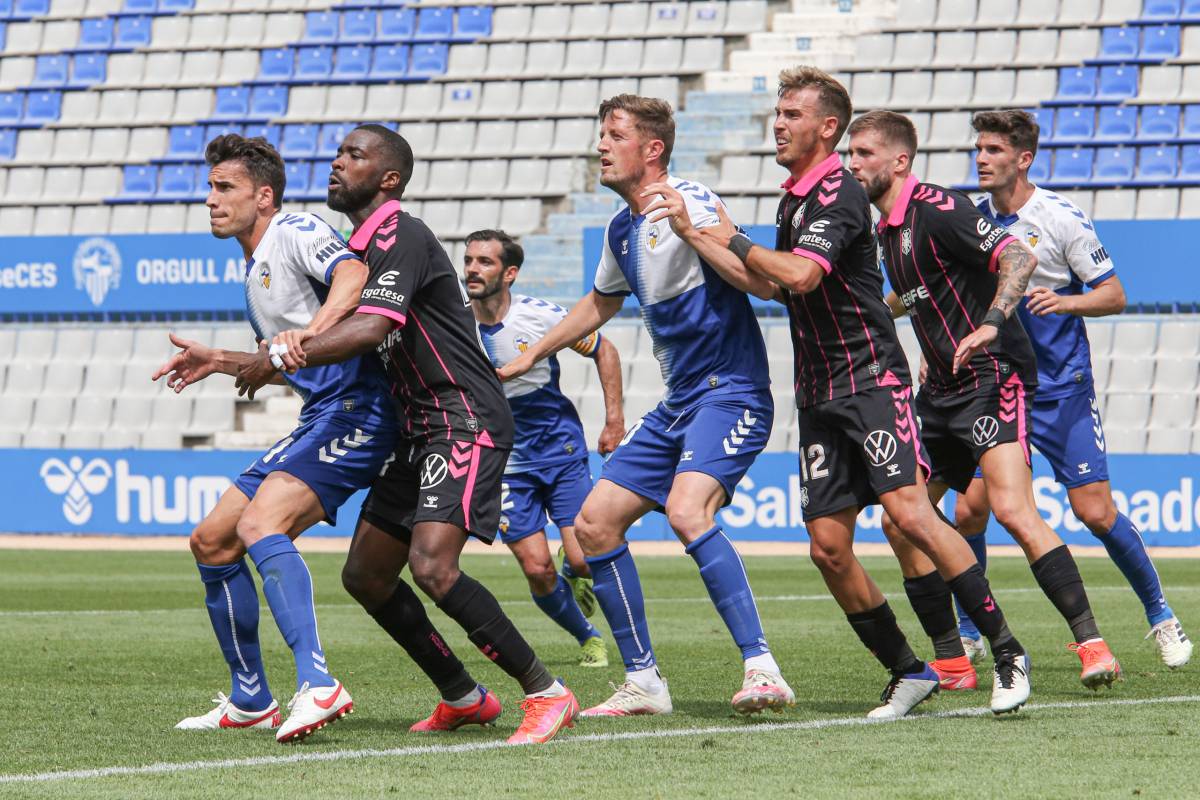 Un instant de l`últim Sabadell - Tenerife, sense públic a l`estadi