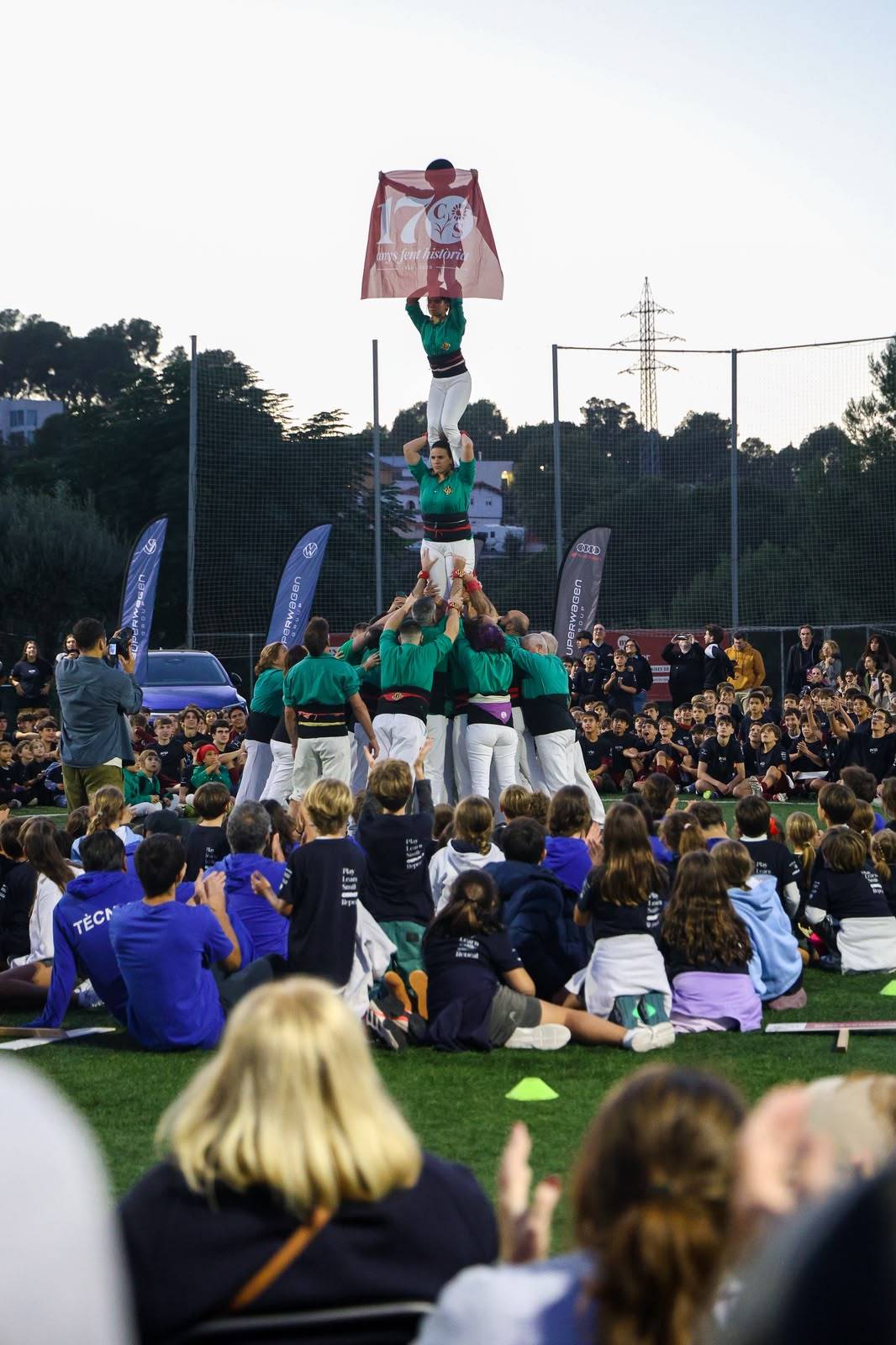 Els castellers de Sabadell van desplegar una bandera de l`entitat - Victor Castillo Els castellers de Sabadell van desplegar una bandera de l`entitat