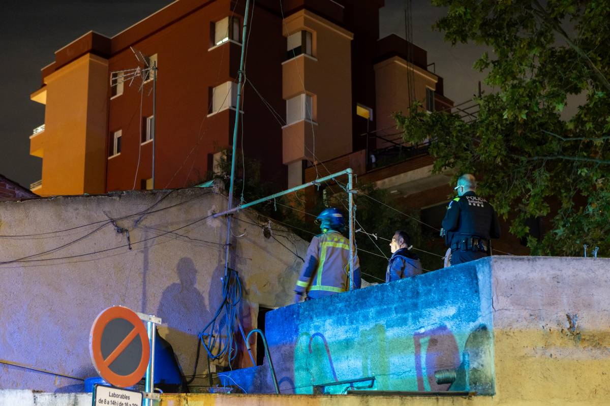 Els Bombers intervenen pel col·lapse parcial del sostre d’una casa al carrer de Còrsega