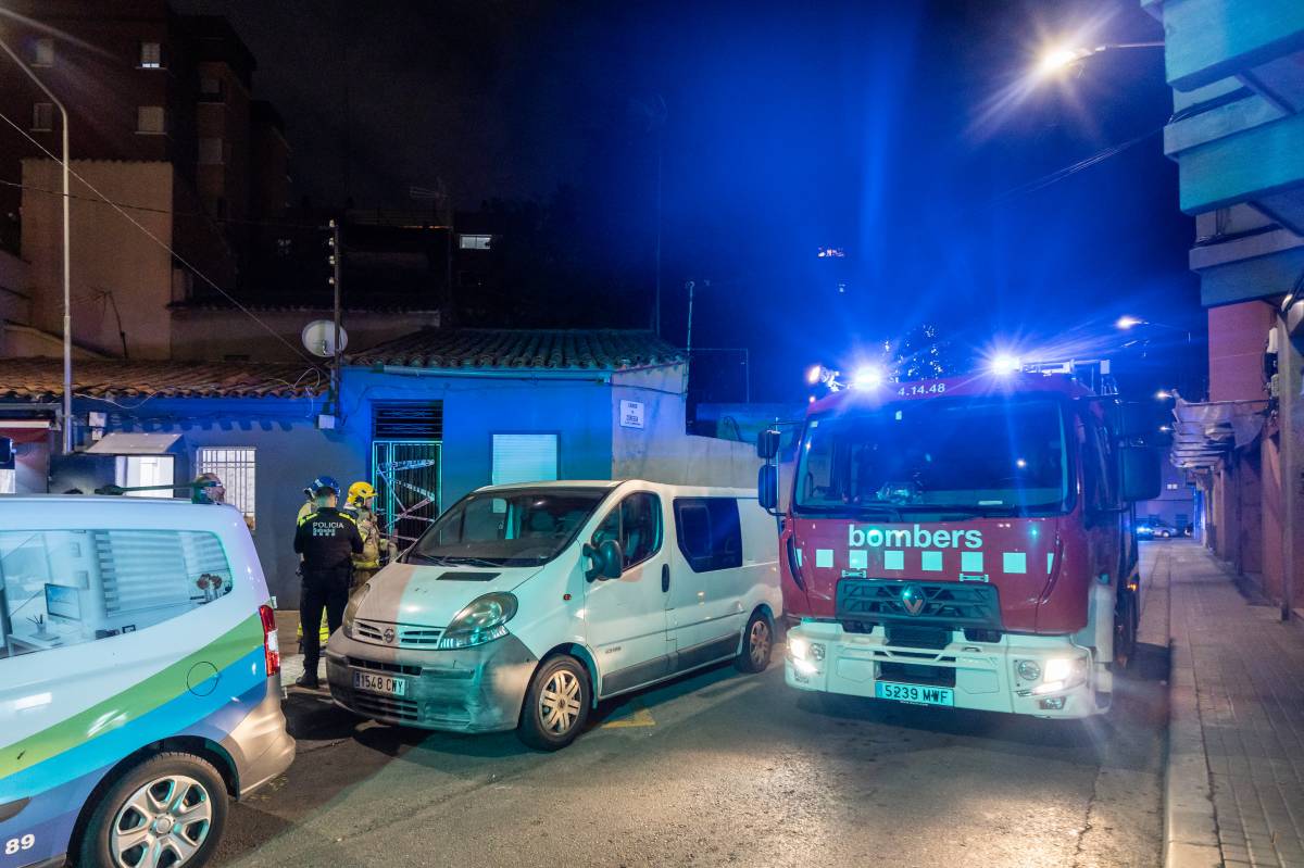 L'actuació dels Bombers al carrer de Còrsega - JUANMA PELAÉZ