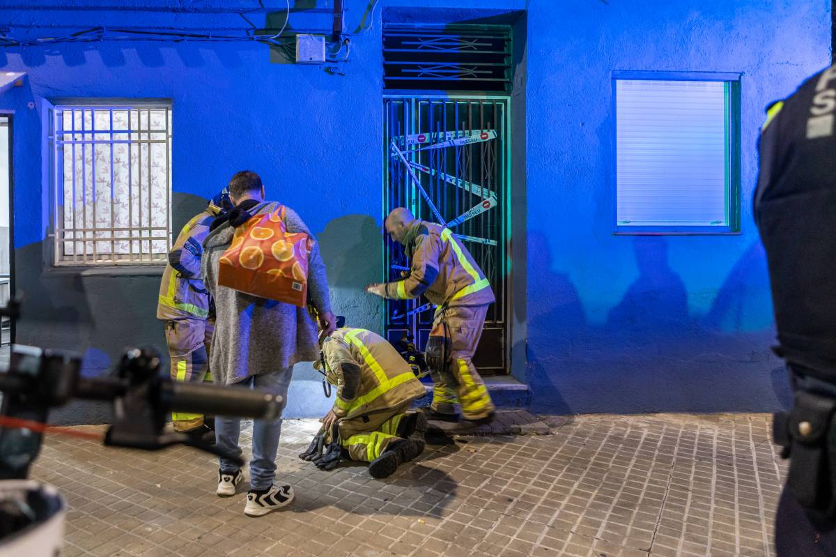 L'actuació dels Bombers al carrer de Còrsega - JUANMA PELAÉZ
