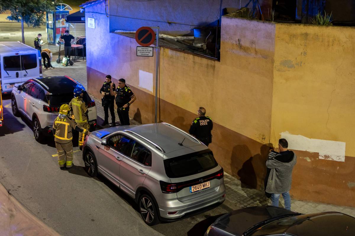 L'actuació dels Bombers al carrer de Còrsega - JUANMA PELAÉZ