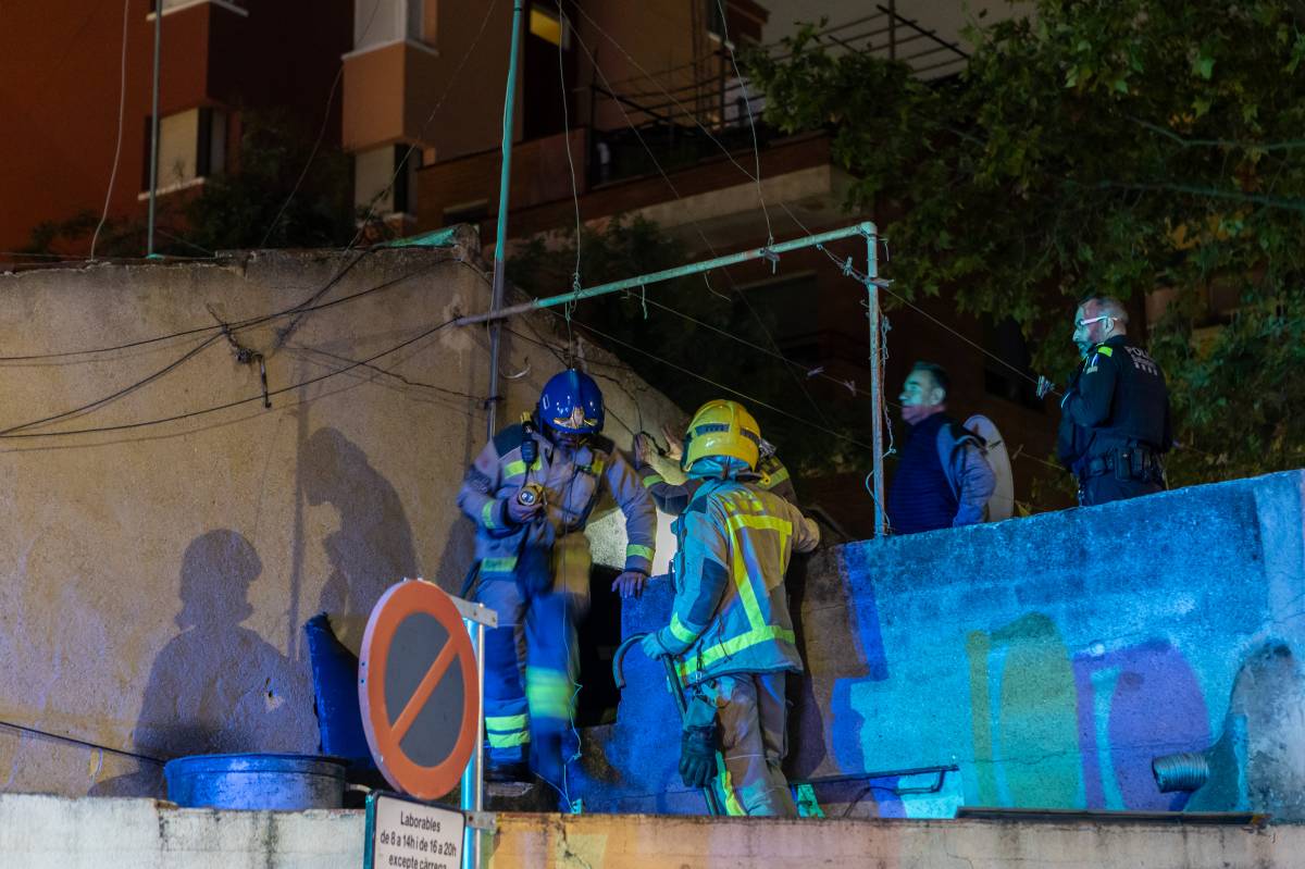L'actuació dels Bombers al carrer de Còrsega - JUANMA PELAÉZ