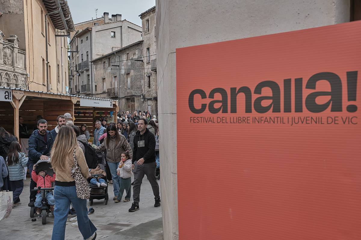 Llibres i contes per triar i remenar: centenars de famílies visiten el Festival Canalla de Vic