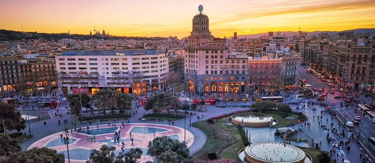 Càrregues dels Mossos i contenidors en flames en una protesta al centre de Barcelona