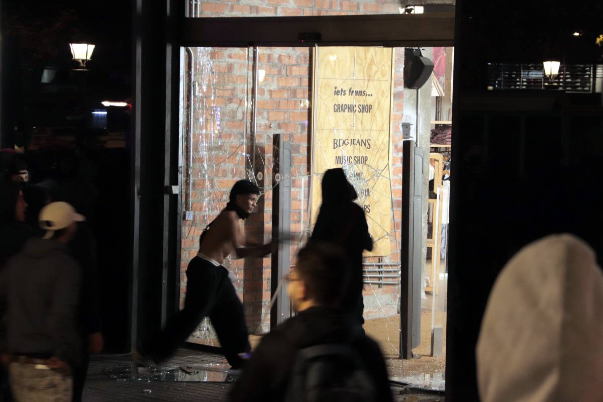 Càrregues dels Mossos i contenidors en flames en una protesta al centre de Barcelona