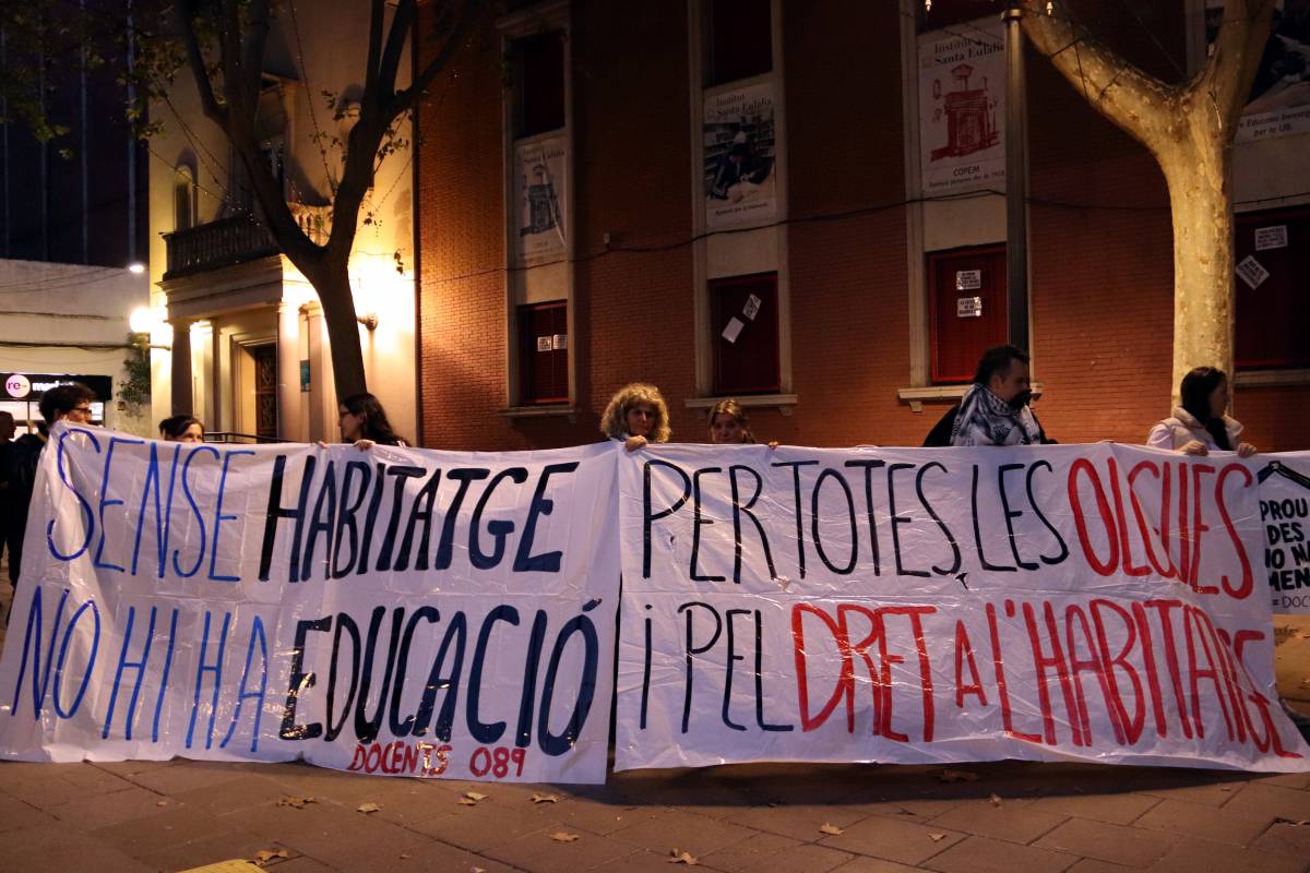 Veïns de l’Hospitalet homenatgen l’Olga, que es va suïcidar després de ser desnonada