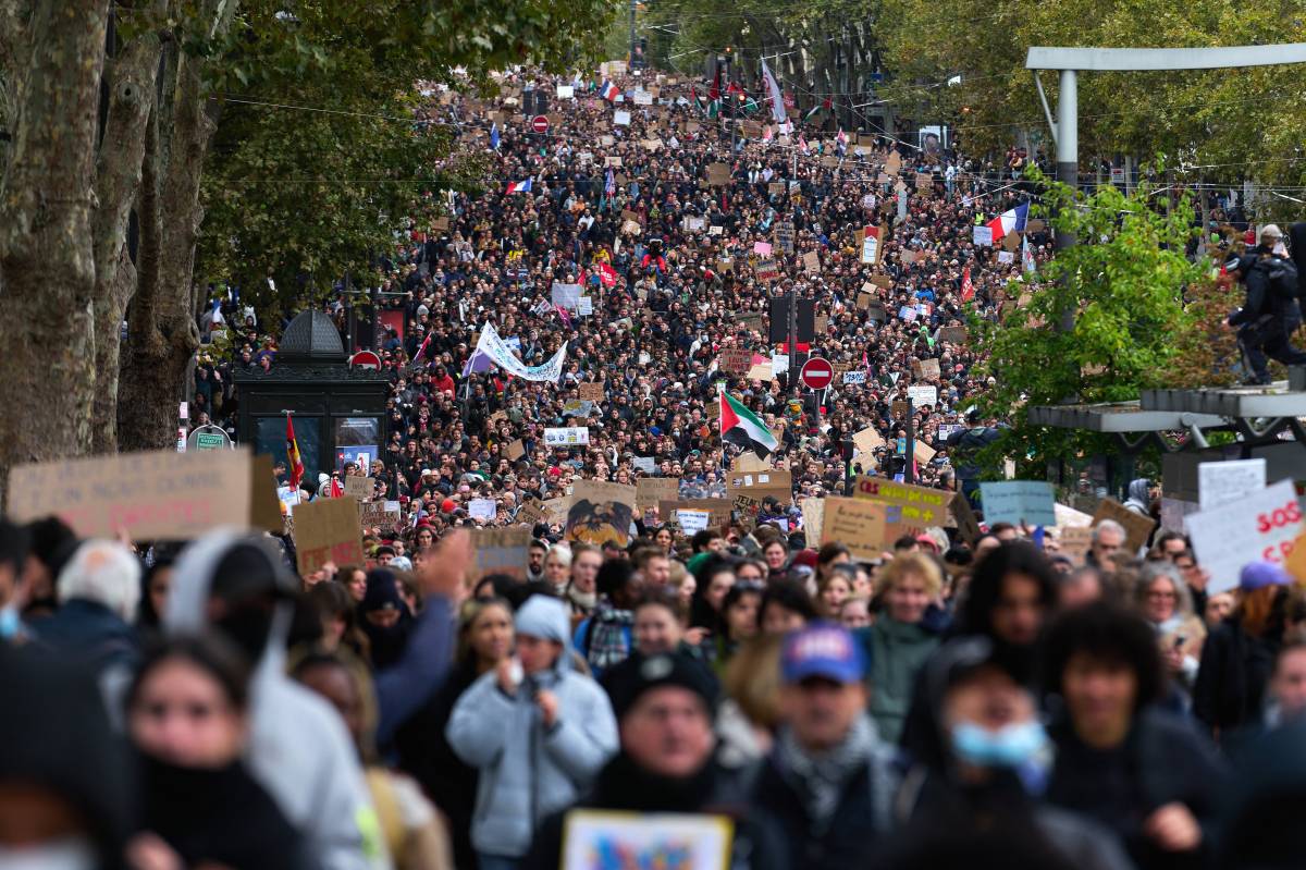 Més de 400.000 persones tornen a inundar els carrers de França en una nova jornada de protestes