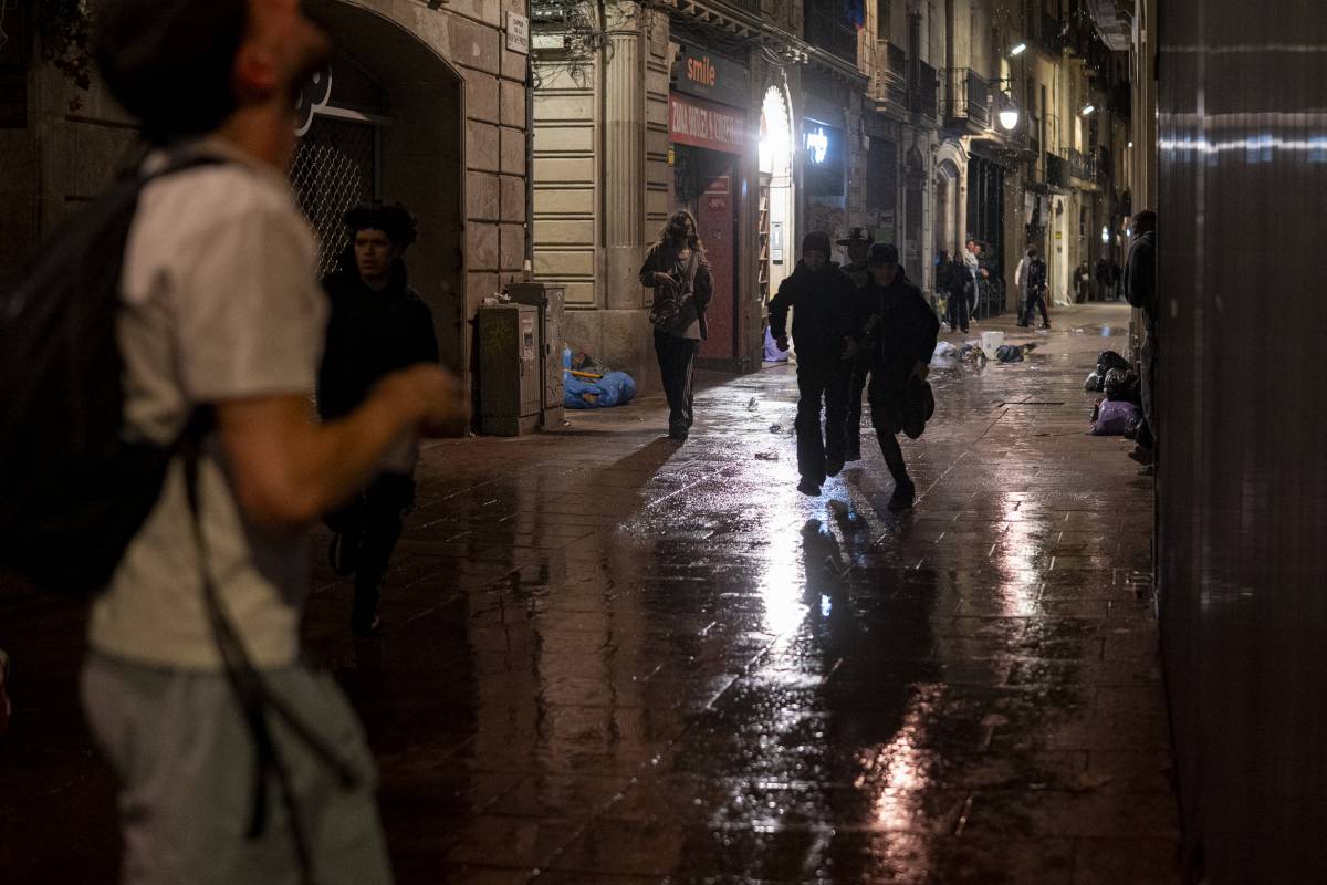 Els Mossos eleven a 128 els detinguts pels aldarulls a Barcelona, 73 dels quals menors
