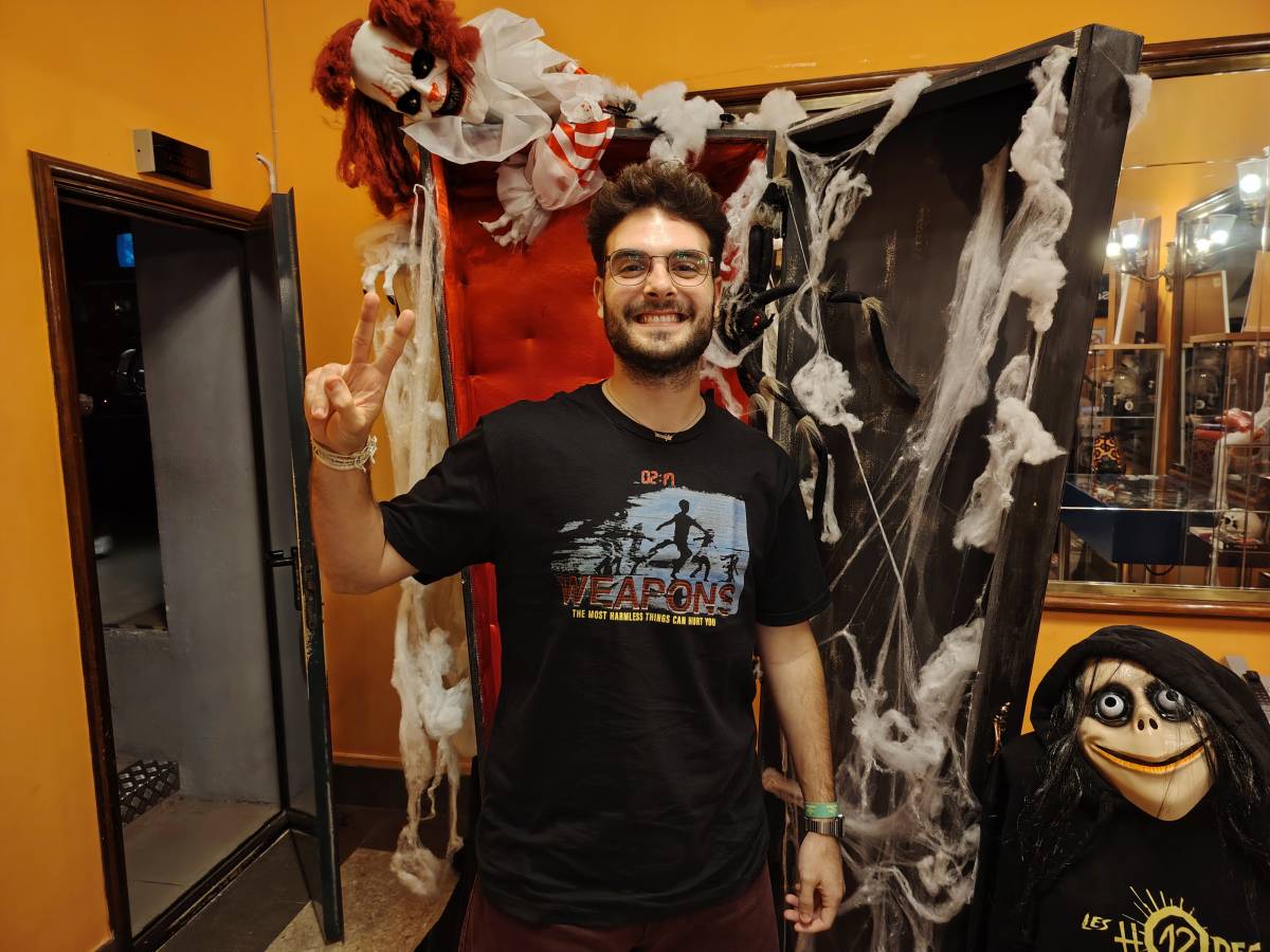 Mario González amb el decorat de l`interior del Cinema Catalunya - Aketza Martín Mario González amb el decorat de l`interior del Cinema Catalunya