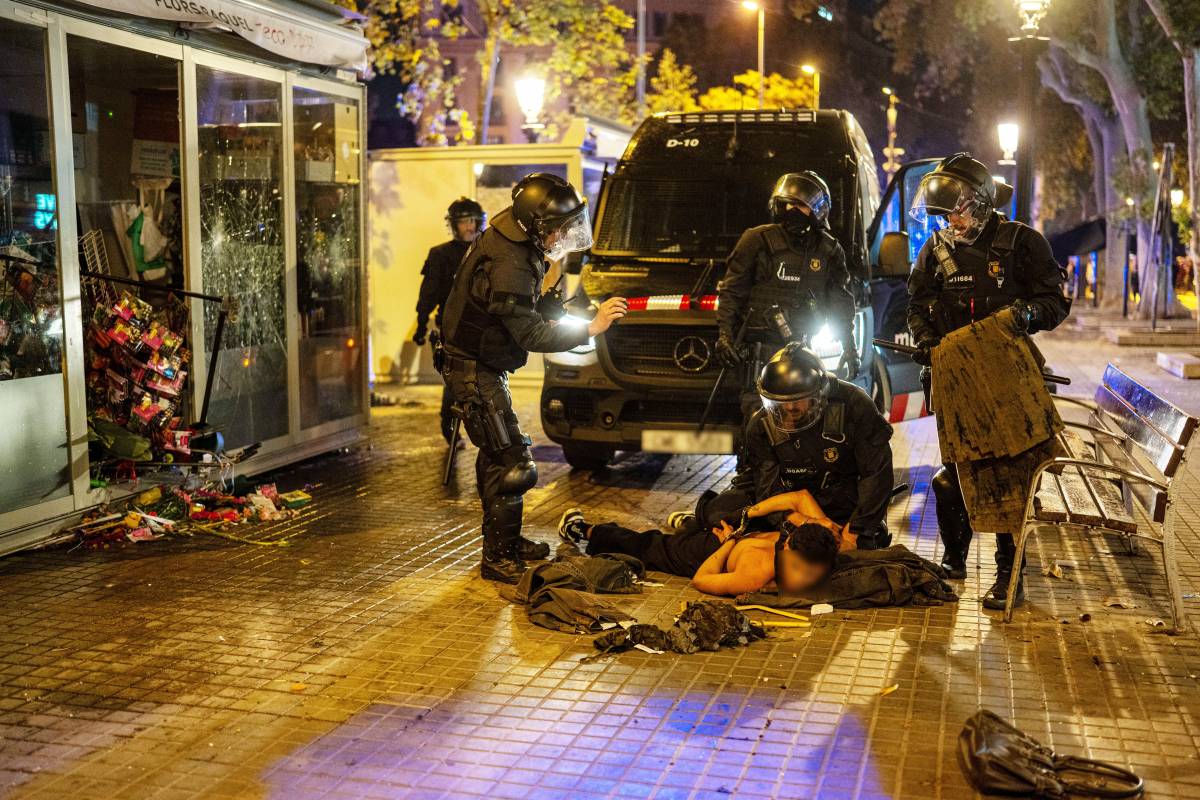 Els Mossos eleven a 128 els detinguts pels aldarulls a Barcelona, 73 dels quals menors