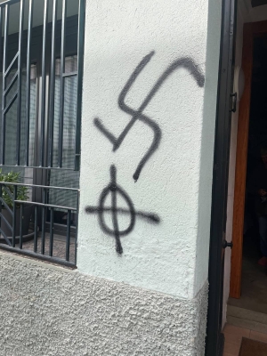 Denuncien pintades ultres a diversos domicilis del centre de Sabadell amb estelades als balcons