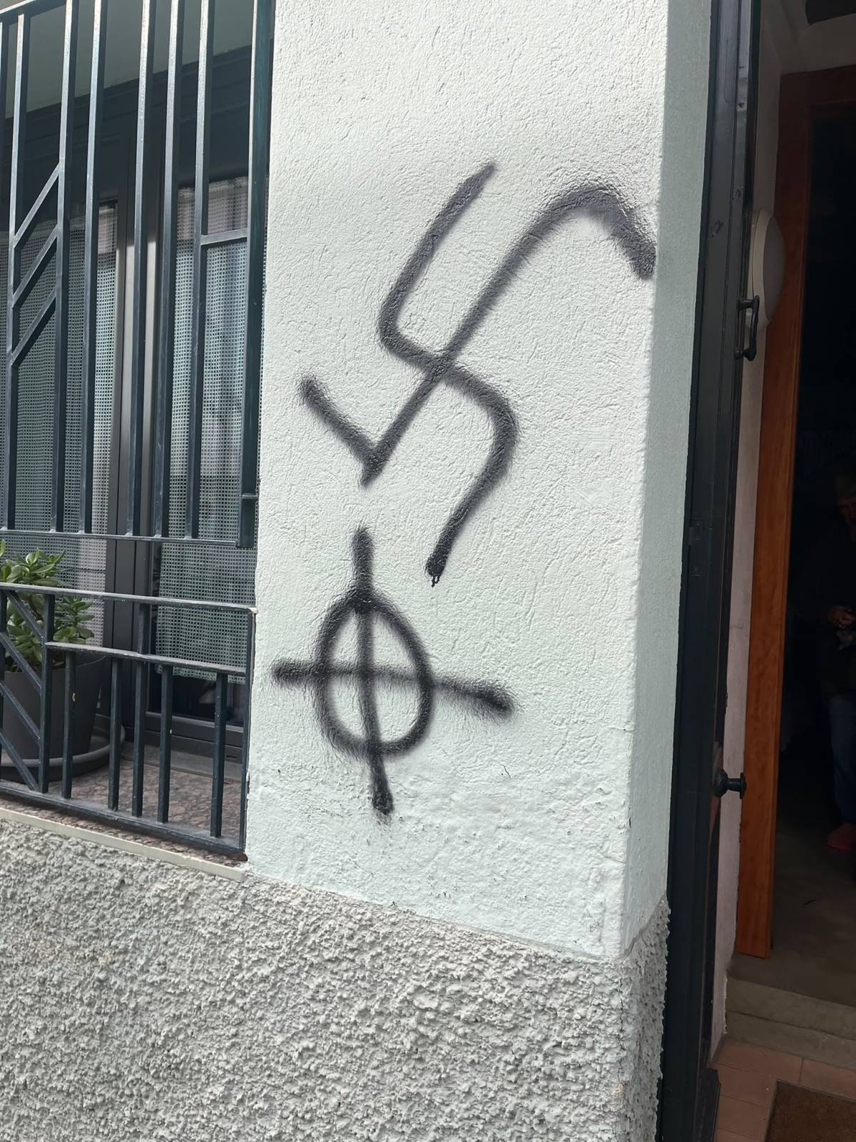 Denuncien pintades ultres a diversos domicilis del centre de Sabadell amb estelades als balcons