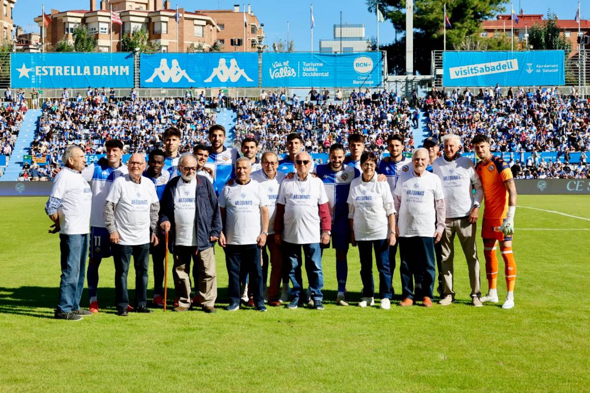 Alguns dels socis més antics del Sabadell han sortit amb els jugadors al camp - Juanma Peláez Alguns dels socis més antics del Sabadell han sortit amb els jugadors al camp