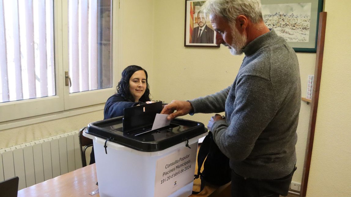 El veïnat d'Alpens escull construir una piscina municipal amb un 82% dels vots