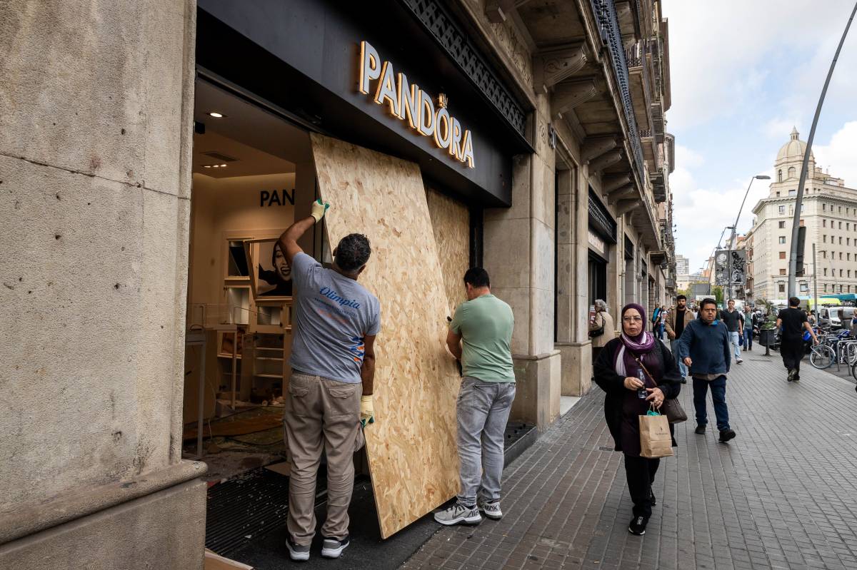 Ruta pel centre de Barcelona després dels saquejos: operaris a contrarellotge i Albiol en campanya