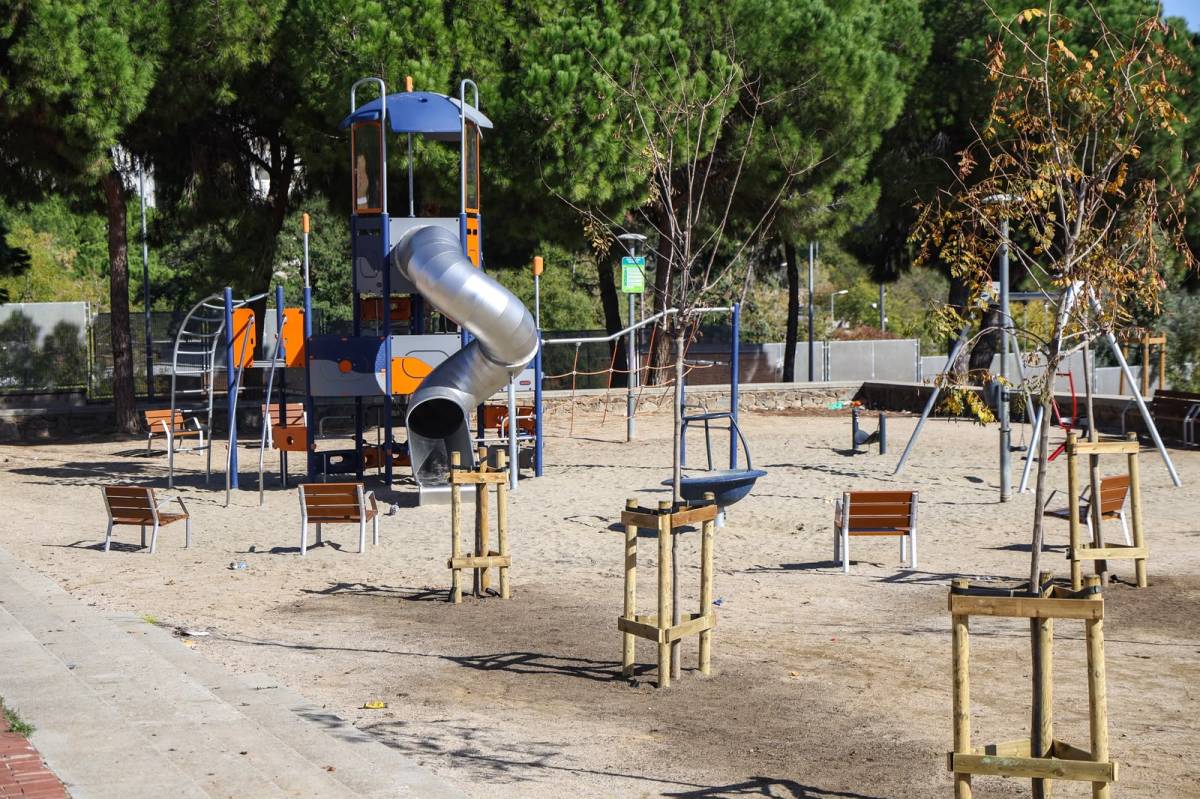 Veïns de Can Puiggener critiquen la sorra del nou parc infantil: "Quan plou, és un fangar"