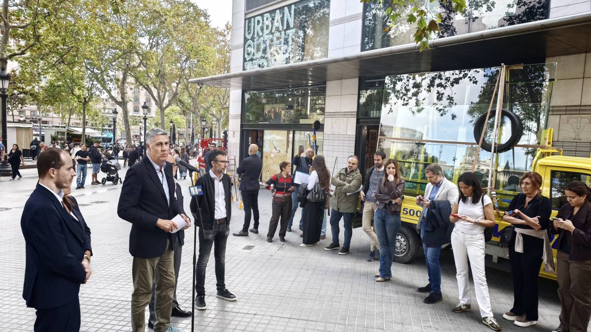 Xavier Garcia Albiol, a la plaça Catalunya, el primer dilluns després dels aldarulls - D.C: Xavier Garcia Albiol, a la plaça Catalunya, el primer dilluns després dels aldarulls