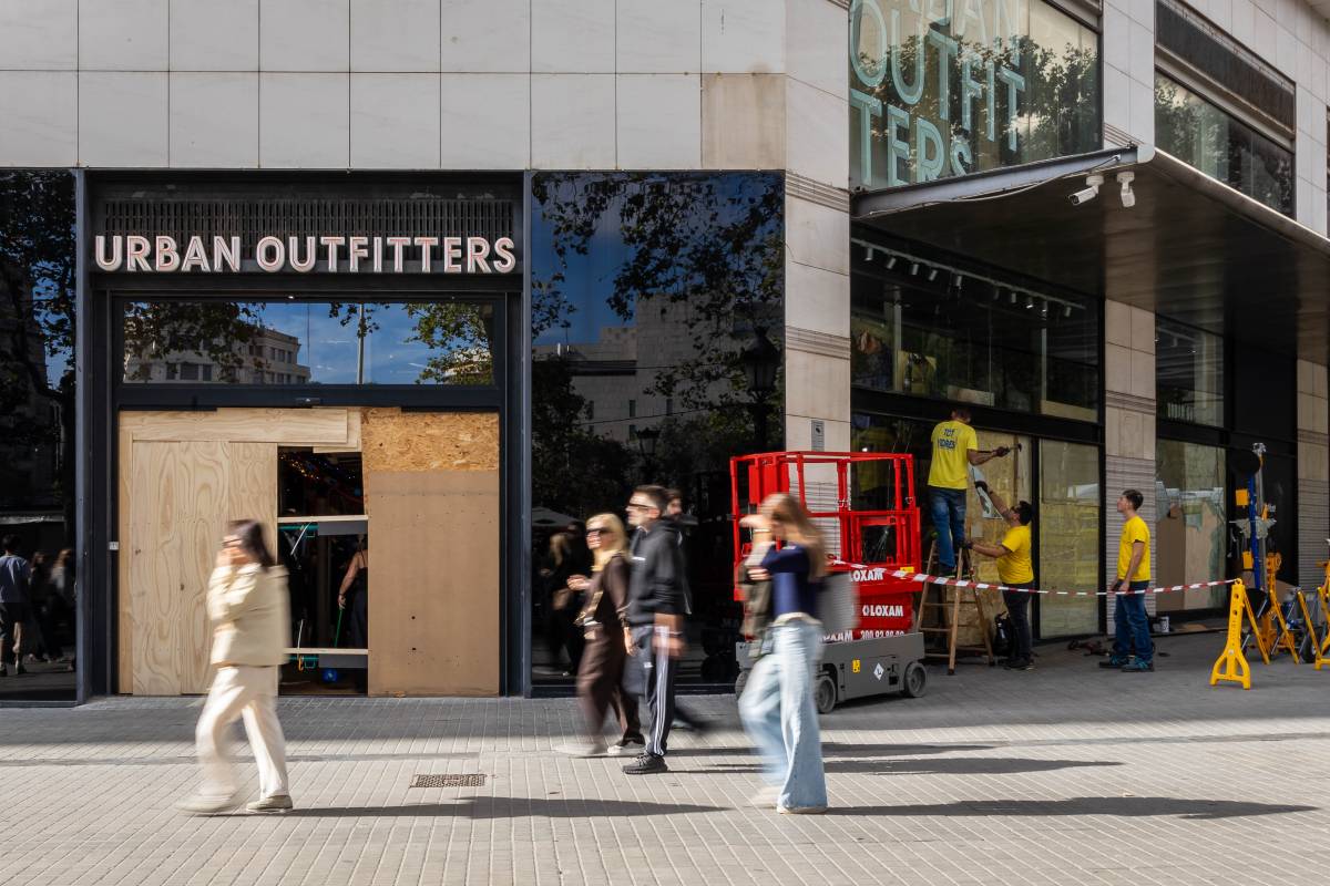Ruta pel centre de Barcelona després dels saquejos: operaris a contrarellotge i Albiol en campanya