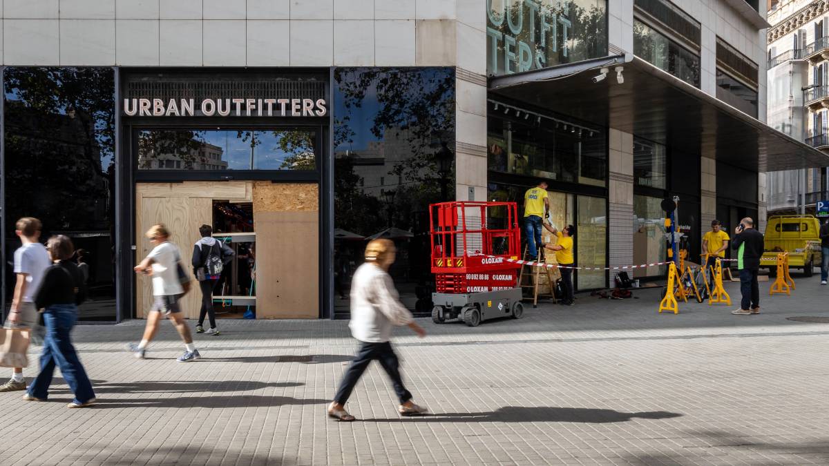 Ruta pel centre de Barcelona després dels saquejos: operaris a contrarellotge i Albiol en campanya