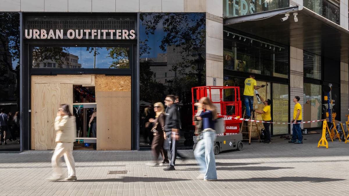 Ruta pel centre de Barcelona després dels saquejos: operaris a contrarellotge i Albiol en campanya