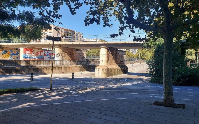Comencen les obres de desmuntatge del pont del tren de la riera d'Alforja de Cambrils