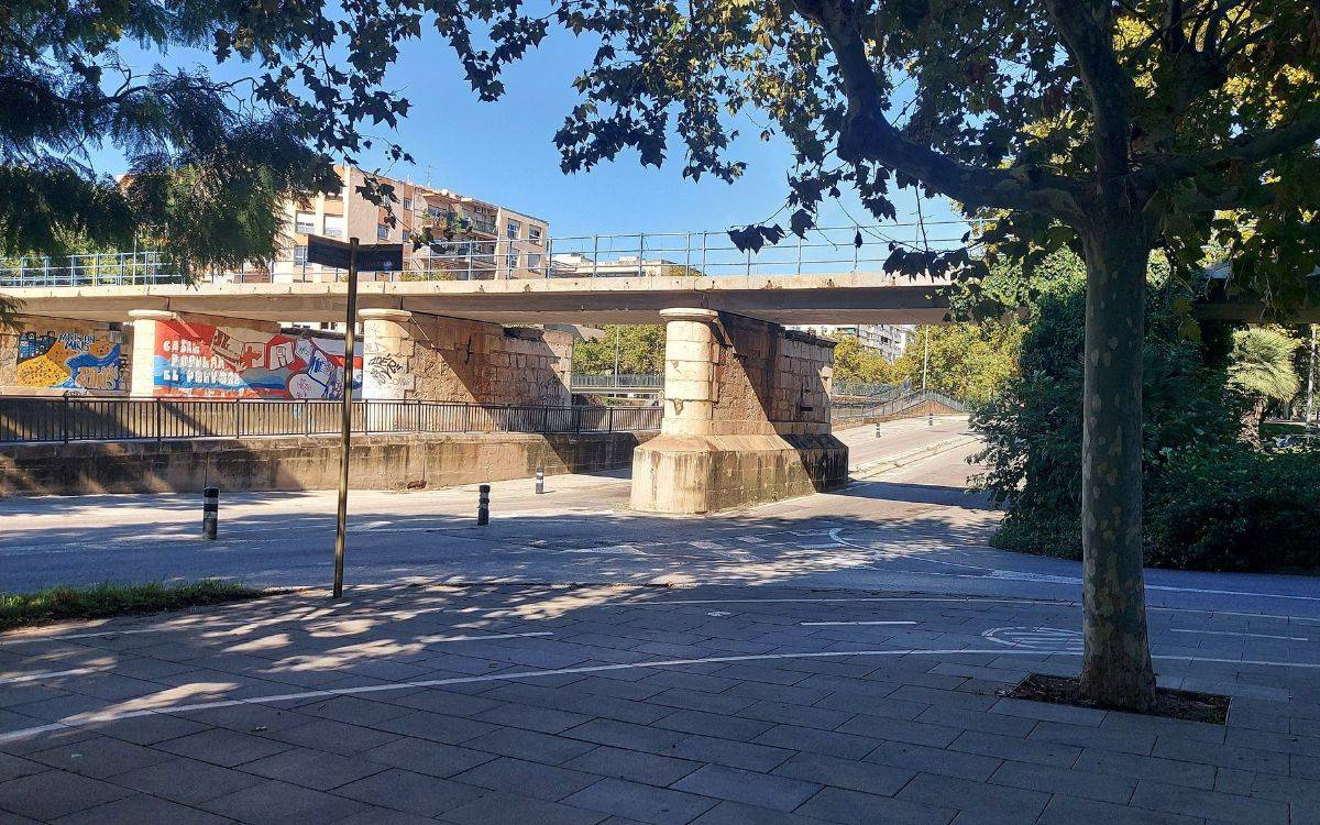 Comencen les obres de desmuntatge del pont del tren de la riera d'Alforja de Cambrils