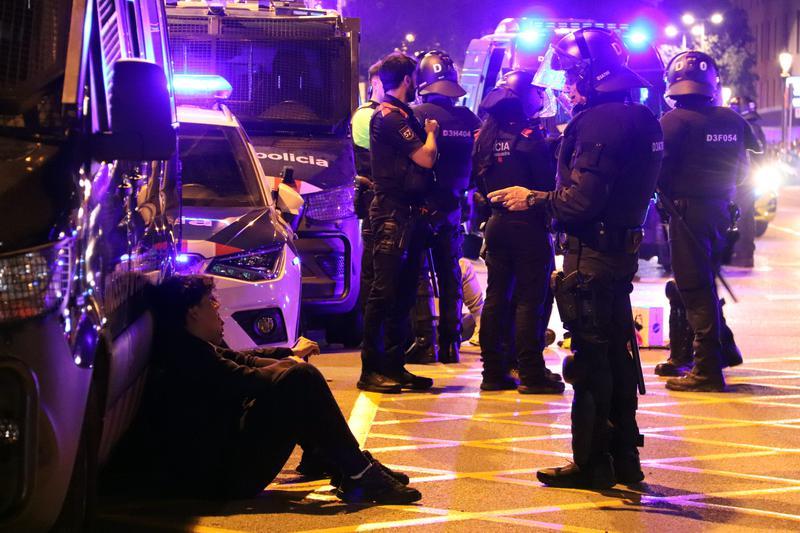 Els Mossos no preveien la violència «mai vista» dels aldarulls a Barcelona però prometen «fermesa»