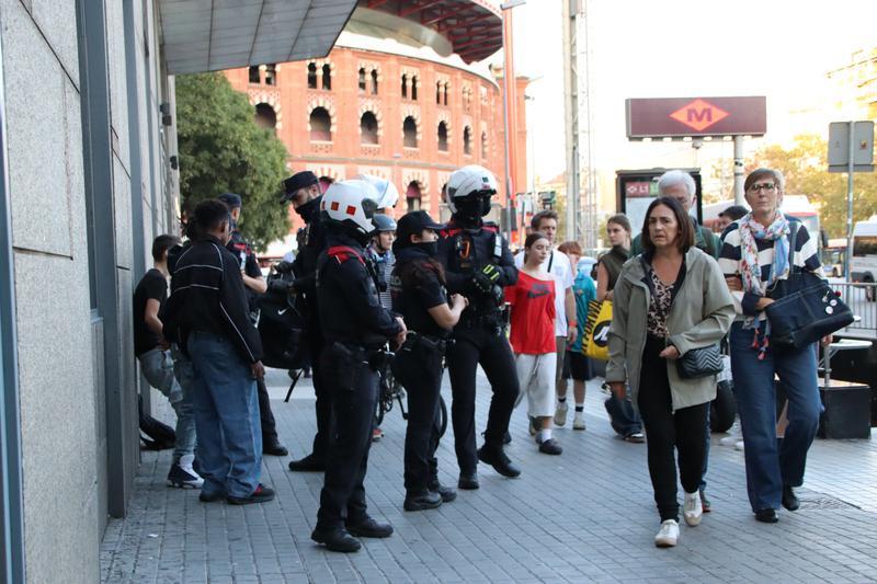 Quatre detinguts i una seixantena d'identificats a plaça Espanya en una nova convocatòria de Blocus