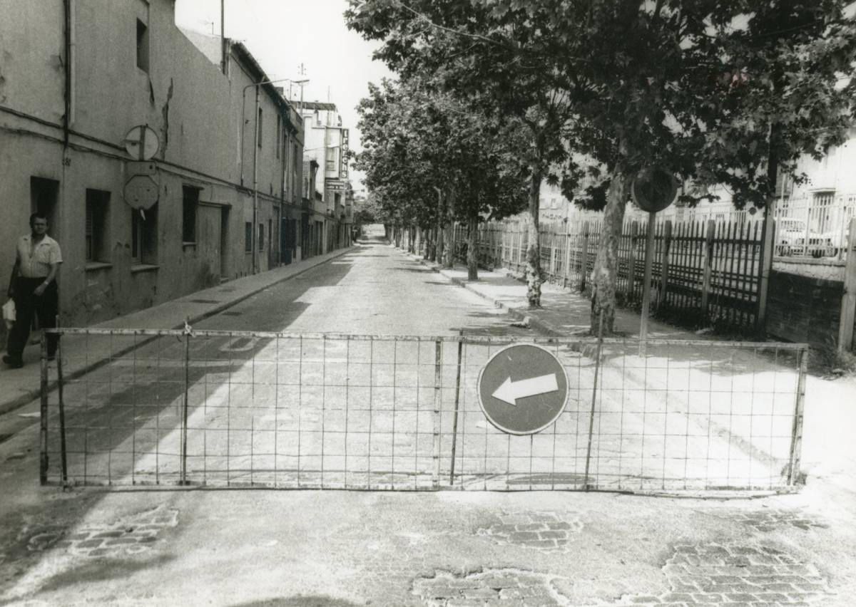 Un desviament i una tanca molt rònega