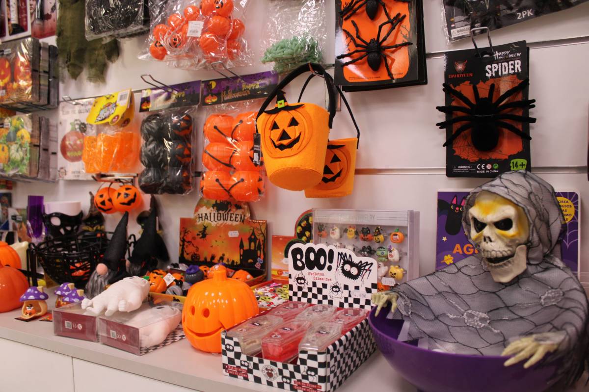 Un prestatge de la botiga carregat d'elements de Halloween  - Ramon Estany 
