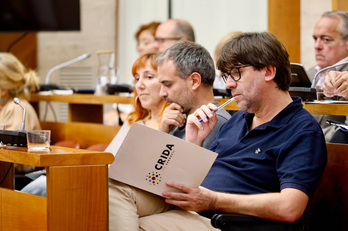 El regidor de la Crida Guillem Fuster, en primer pla, en el ple municipal - Juanma Peláez El regidor de la Crida Guillem Fuster, en primer pla, en el ple municipal