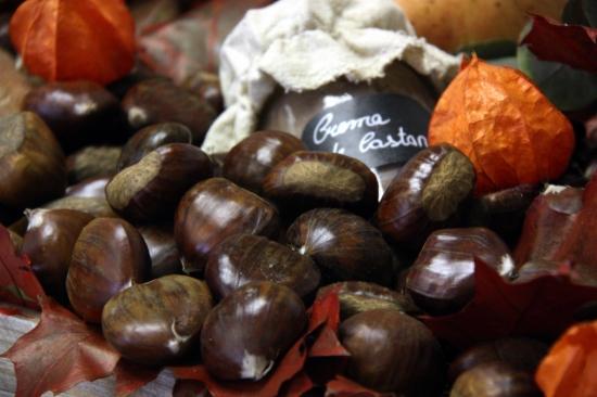 Castanyes crues i crema de castanya en la mostra de fruits de tardor - 