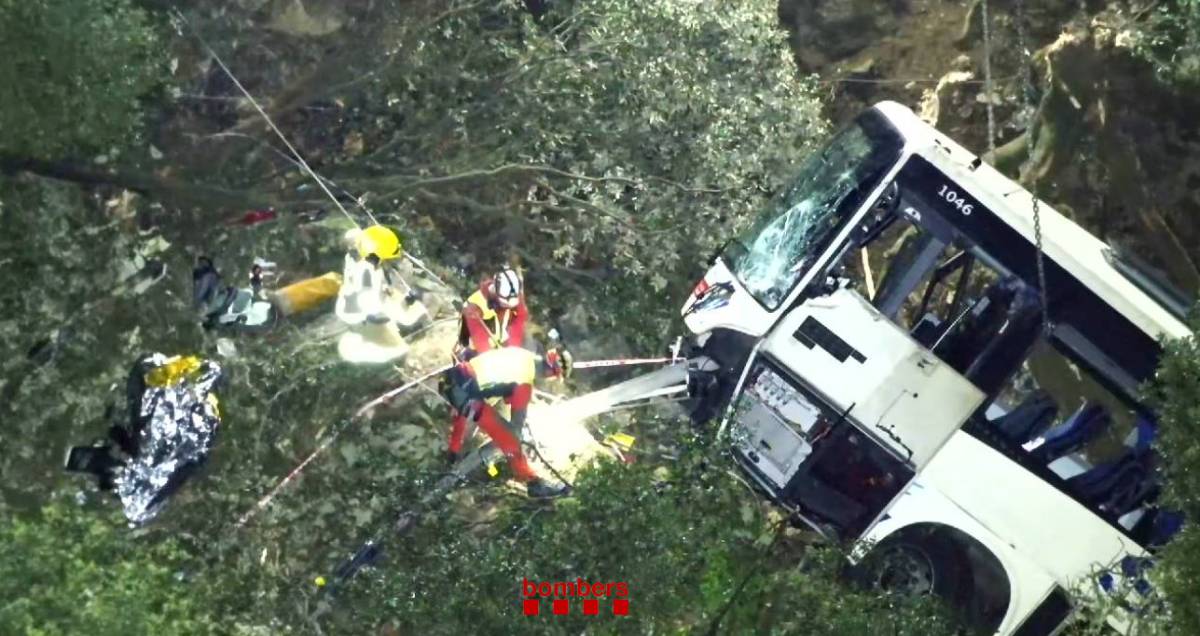 Retiren l'autobús accidentat al Montseny amb una grua de 300 tones