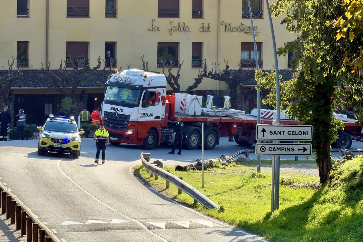 Tres grues de grans dimensions ja han retirat l'autobús accidentat diumenge a Fogars de Montclús - Bombers