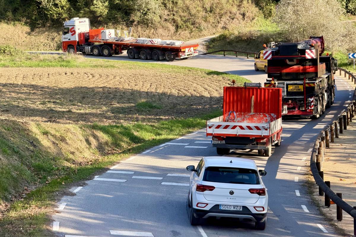 Tres grues de grans dimensions ja han retirat l`autobús accidentat diumenge a Fogars de Montclús - Bombers Tres grues de grans dimensions ja han retirat l`autobús accidentat diumenge a Fogars de Montclús