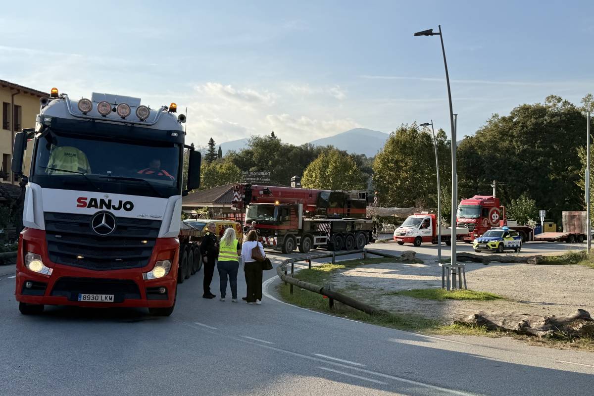 Tres grues de grans dimensions ja han retirat l`autobús accidentat diumenge a Fogars de Montclús - Bombers Tres grues de grans dimensions ja han retirat l`autobús accidentat diumenge a Fogars de Montclús