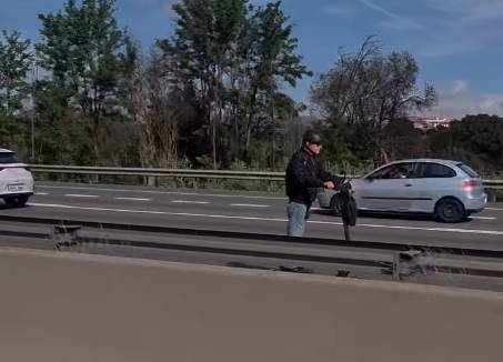 VÍDEO | Denunciat un conductor de patinet per circular per la C-58 en sentit contrari