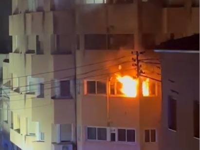 Sis persones evacuades per un aparatós incendi a la galeria d’un pis a Can Palet
