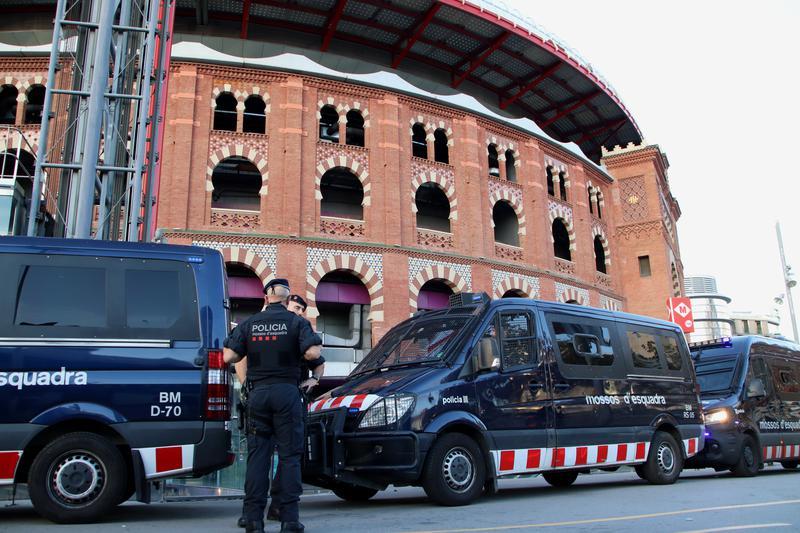 Els Mossos davant del centre comercial Arenas de Barcelona