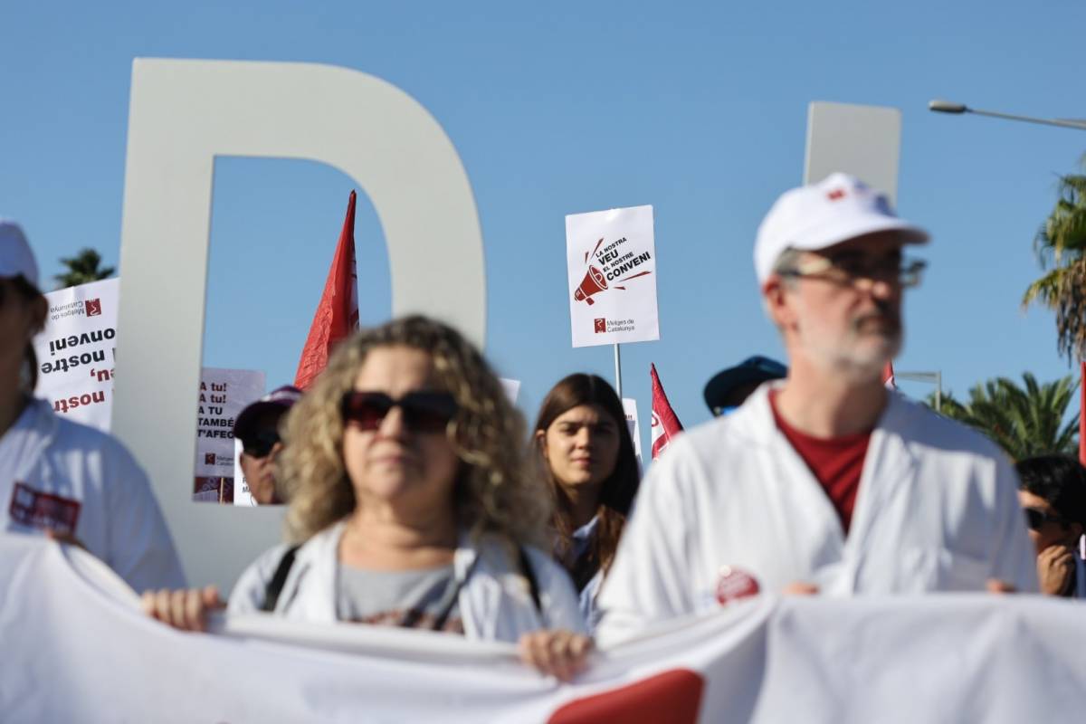 Les bates blanques prenen el carrer en el primer dia de vaga indefinida